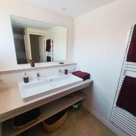 Very House 2 Steps From The